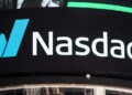 Que es el nasdaq, banner del nasdaq en wall street