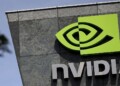 Logo de Nvidia sobre fondo verde con proyección de precio en alza representada en gráfico.