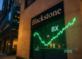 Fachada de Blackstone con gráfico ascendente BX entre 2022 y 2025 al atardecer en Nueva York