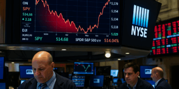 Mercado volátil reflejado en paneles de Wall Street, con fluctuaciones recientes.