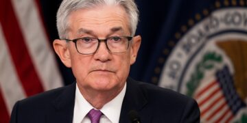 Jerome Powell frente al podio, presionado por políticas de Trump y expectativas inflacionarias
