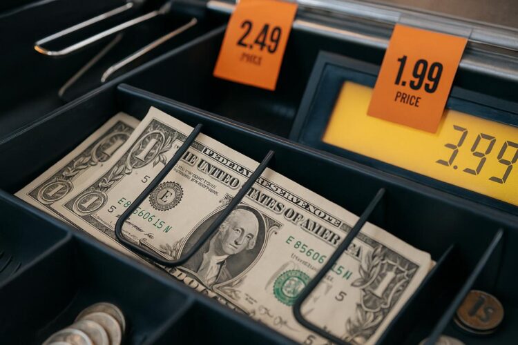 Billetes de dólar en caja registradora reflejan dinámica de precios al consumidor en EE. UU.