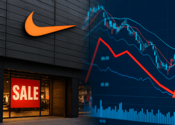 Fachada de una tienda Nike con cartel de rebajas y gráficos financieros descendentes superpuestos.