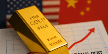 Barra de oro sobre gráfico de deuda con banderas de EE. UU. y China al fondo
