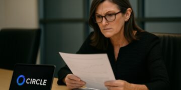 Cathie Wood revisa documentos en una sala ejecutiva mientras analiza su posición en Circle.