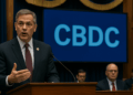 Político hablando en el Congreso de EE.UU. con pantalla al fondo que muestra “CBDC” en letras grandes