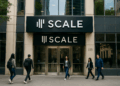 achada de Scale AI en San Francisco con trabajadores saliendo del edificio al final del día