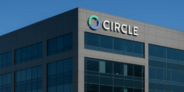 Stablecoins edificio sede de Circle moderno con logo visible y cielo azul horizontal