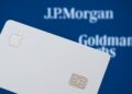 Tarjeta Apple en primer plano con logos de JPMorgan y Goldman Sachs desenfocados detrás.