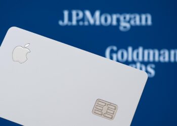 Tarjeta Apple en primer plano con logos de JPMorgan y Goldman Sachs desenfocados detrás.