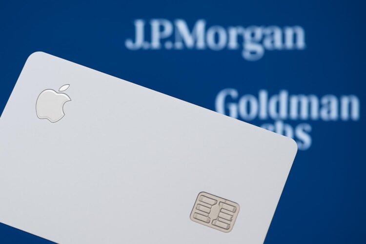 Tarjeta Apple en primer plano con logos de JPMorgan y Goldman Sachs desenfocados detrás.