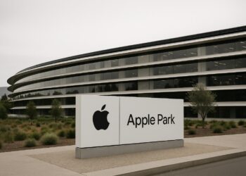 Vista frontal de Apple Park con fachada curva y tonos neutros que reflejan expansión corporativa.