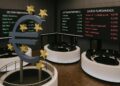 Sala de bolsa europea con pantallas que muestran acciones y sectores ganadores y perdedores.