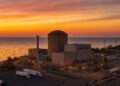 Vista panorámica de la planta nuclear Palisades frente al lago Míchigan al atardecer.
