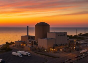 Vista panorámica de la planta nuclear Palisades frente al lago Míchigan al atardecer.