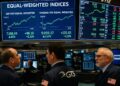 Traders de Wall Street observan pantallas con índice igual ponderados del S&P 500 y Nasdaq.