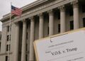 Tribunal federal de EE.UU. con bandera y carpeta con caso V.O.S. v. Trump en primer plano.