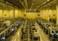 nterior de fábrica de Samsung en Texas con líneas de producción automatizadas y luces encendidas.