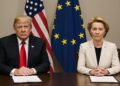 Donald Trump y Ursula von der Leyen sentados frente a banderas de EE.UU. y la UE.