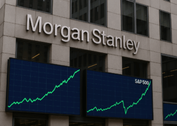 Sede de Morgan Stanley con pantallas digitales que muestran gráficos de mercados financieros en alza.