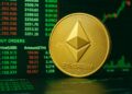 Ether dorado en primer plano sobre pantalla con órdenes de compra y gráfico alcista de fondo.