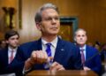 Scott Bessent pide revisar la Reserva Federal tras polémicas internas.