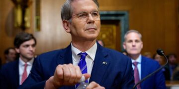 Scott Bessent pide revisar la Reserva Federal tras polémicas internas.