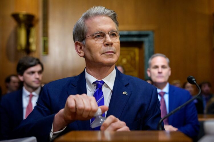 Scott Bessent pide revisar la Reserva Federal tras polémicas internas.