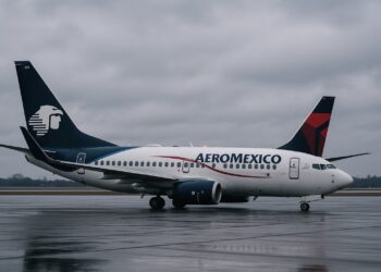 Aviones de Aeroméxico y Delta en una pista mojada bajo cielo nublado, con ambiente frío y corporativo.