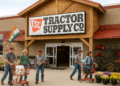 Clientes rurales compran en una tienda Tractor Supply remodelada con productos agrícolas y decorativos.
