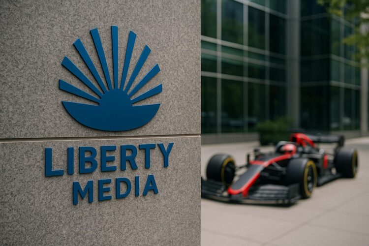 Fachada de Liberty Media con logotipo visible y auto de Fórmula 1 desenfocado al fondo.