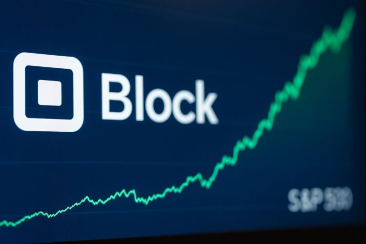 Pantalla bursátil muestra el logo de Block, un gráfico ascendente y el índice S&P 500 al costado.