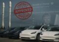 Vehículos Tesla y cohetes de SpaceX con sello de contrato aprobado y tuit de Trump al fondo.