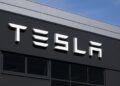 Fachada de edificio de Tesla con logo en vista cerrada.