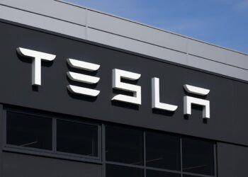 Fachada de edificio de Tesla con logo en vista cerrada.