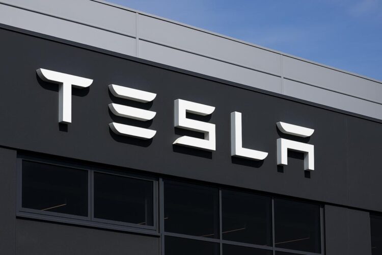 Fachada de edificio de Tesla con logo en vista cerrada.