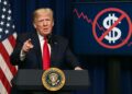 El presidente Trump en un atril con bandera de EE.UU. y gráfico del dólar digital tachado en pantalla institucional.