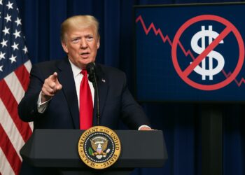 El presidente Trump en un atril con bandera de EE.UU. y gráfico del dólar digital tachado en pantalla institucional.