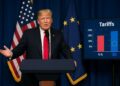 El presidente Trump en un podio con banderas de EE.UU. y UE y gráfico de tarifas proyectado.