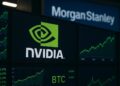 Monitores financieros muestran el logotipo de Nvidia en primer plano, con la marca Morgan Stanley en el fondo.