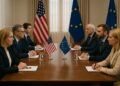 Sala de reuniones con representantes de trump y la Unión Europea frente a frente, con banderas visibles y ambiente formal.