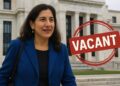 Adriana Kugler frente a la Fed con sello rojo de “vacante” superpuesto en la imagen