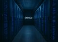 Pasillo tecnológico con servidores y luces azules en centro de datos de Oracle