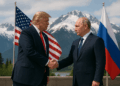 trump y Putin estrechan manos en Alaska, con banderas de Estados Unidos y Rusia de fondo