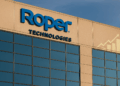 Fachada corporativa de Roper Technologies con logotipo azul en primer plano y luz natural de tarde