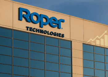 Fachada corporativa de Roper Technologies con logotipo azul en primer plano y luz natural de tarde