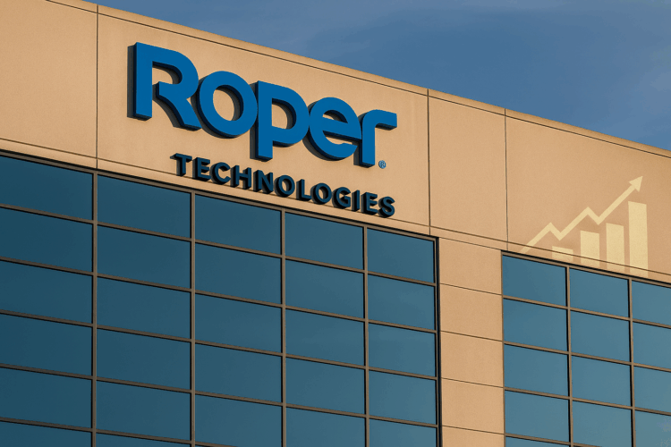 Fachada corporativa de Roper Technologies con logotipo azul en primer plano y luz natural de tarde