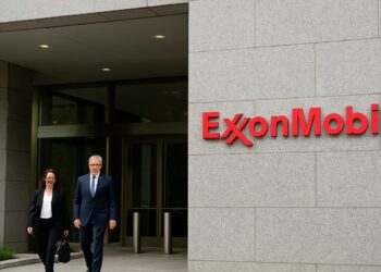 Empleados de Exxon salen del edificio tras presentación de resultados trimestrales.