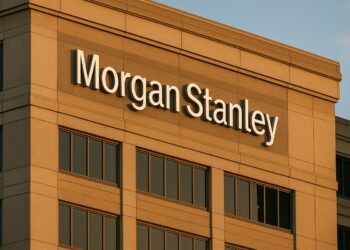 Vista de edificio corporativo con logotipo de Morgan Stanley iluminado al atardecer