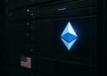 Primer plano de un servidor de minería con el logo de Ethereum iluminado en azul